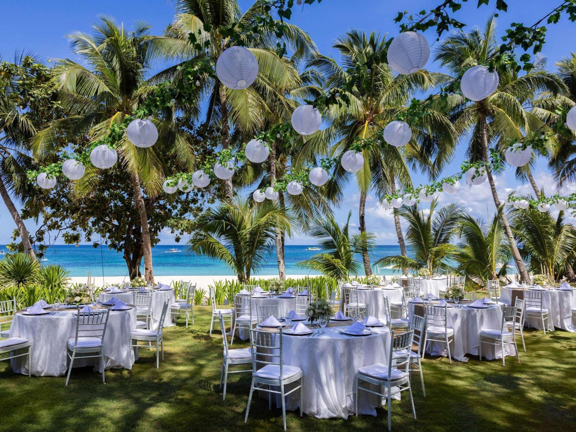 Movenpick Resort & Spa Boracay Yapak Ngoại thất bức ảnh A wedding reception at the beach