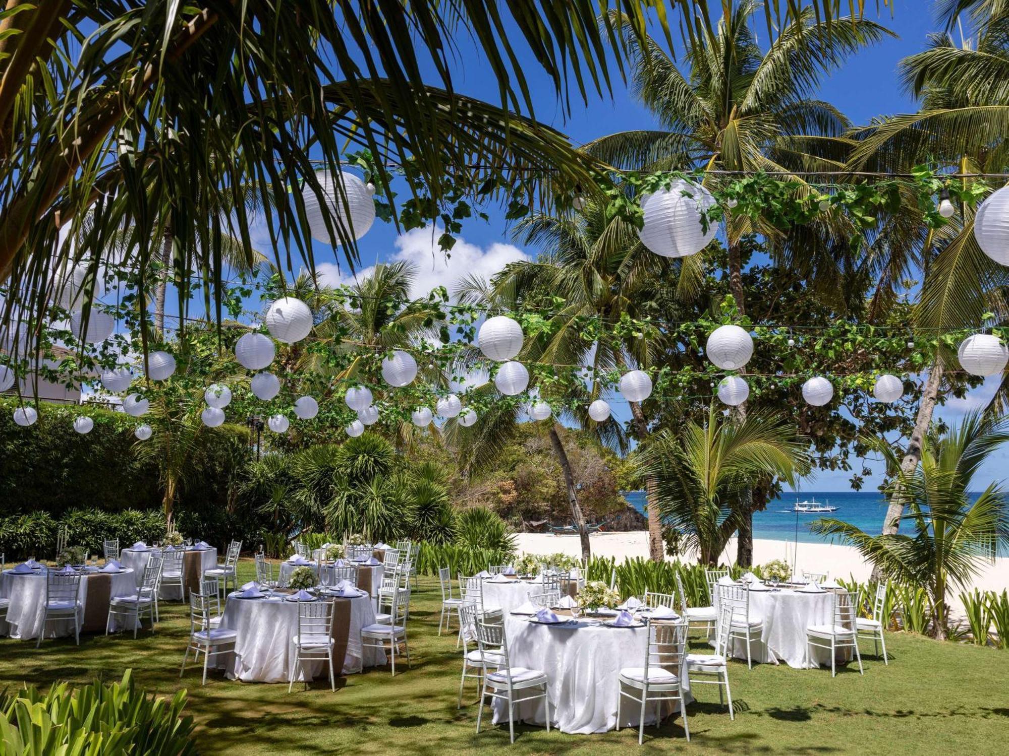 Movenpick Resort & Spa Boracay Yapak Ngoại thất bức ảnh A wedding reception at the Four Seasons Resort Maldives at Landaa Giraavili