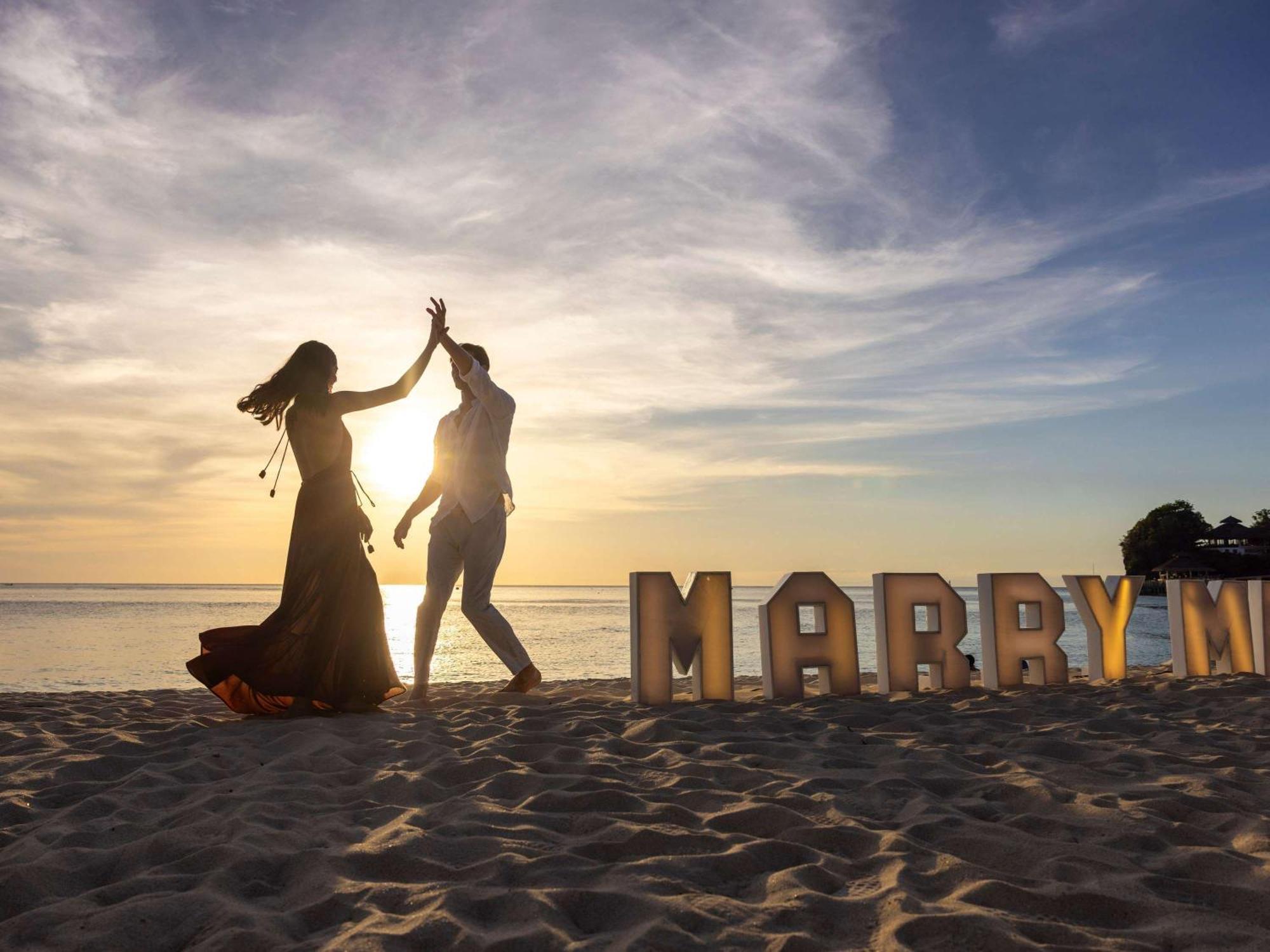 Movenpick Resort & Spa Boracay Yapak Ngoại thất bức ảnh A newly married couple on a beach