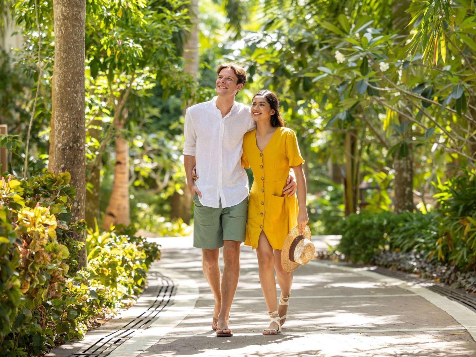 Movenpick Resort & Spa Boracay Yapak Ngoại thất bức ảnh A couple walking together